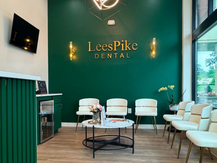 Pared de marca LeesPike Dental en dorado sobre fondo verde en Sterling