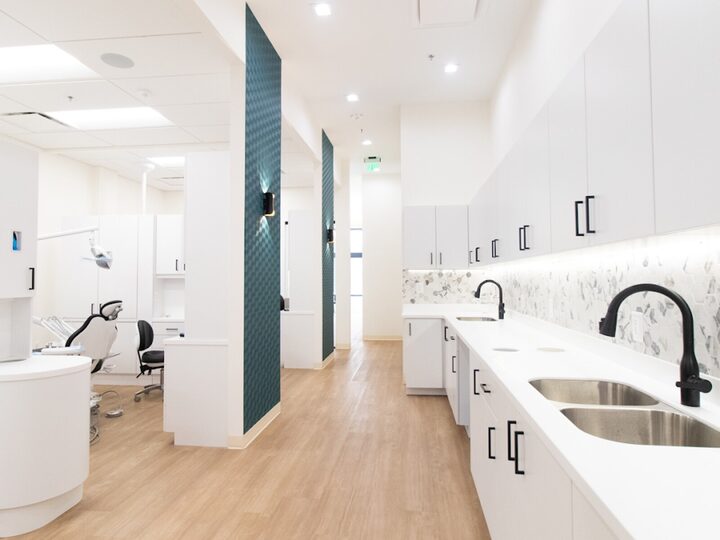 Pasillo y área de esterilización en LeesPike Dental, Sterling VA