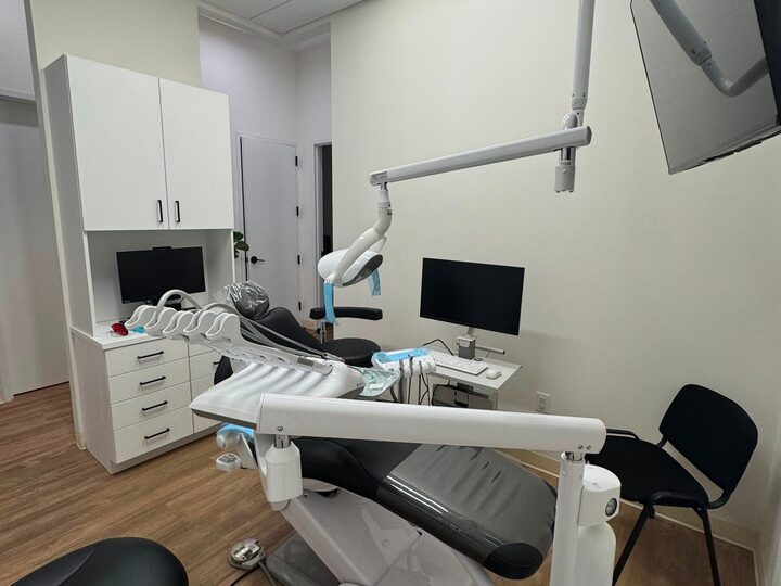 Otra vista del consultorio de tratamiento en LeesPike Dental, Sterling VA