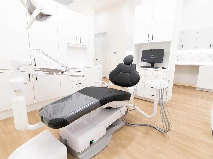 Consultorio de tratamiento con monitor digital en LeesPike Dental, Sterling VA