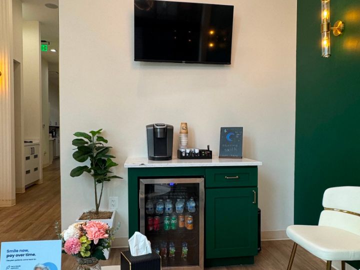 Barra de café y amenidades en la sala de espera de LeesPike Dental