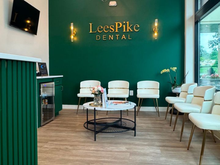 Sala de espera de LeesPike Dental en Sterling, VA
